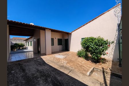 Área externa de casa para alugar com 3 quartos, 115m² em Jardim Karaíba, Uberlândia