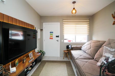 Sala de casa de condomínio para alugar com 2 quartos, 70m² em Paisagem Renoir, Cotia