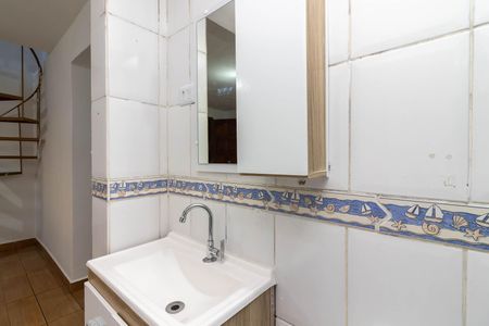Banheiro de casa para alugar com 1 quarto, 55m² em Vila Carbone, São Paulo
