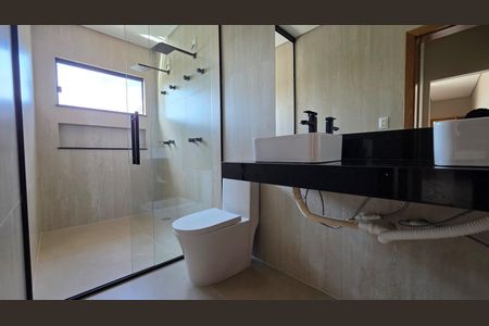 Banheiro da Suíte de casa de condomínio à venda com 4 quartos, 180m² em Residencial Parque dos Buritis, Lagoa Santa
