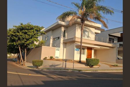 Casa de condomínio à venda com 332m², 4 quartos e 4 vagas Casa de condomínio à venda com 332m², 4 quartos e 4 vagasFachada