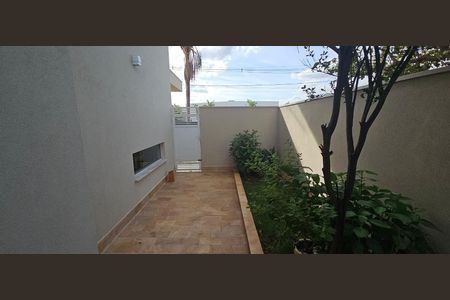 Casa de condomínio à venda com 332m², 4 quartos e 4 vagas Casa de condomínio à venda com 332m², 4 quartos e 4 vagasÁrea externa