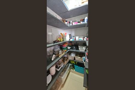 Casa de condomínio à venda com 332m², 4 quartos e 4 vagas Casa de condomínio à venda com 332m², 4 quartos e 4 vagasDispensa