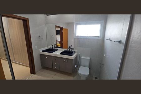 Casa de condomínio à venda com 332m², 4 quartos e 4 vagas Casa de condomínio à venda com 332m², 4 quartos e 4 vagasBanheiro