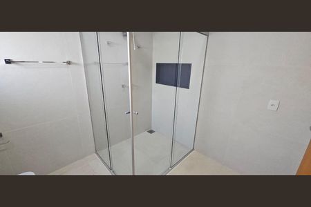 Casa de condomínio à venda com 332m², 4 quartos e 4 vagas Casa de condomínio à venda com 332m², 4 quartos e 4 vagasBanheiro