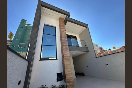 Fachada de casa à venda com 3 quartos, 138m² em Votupoca, Barueri