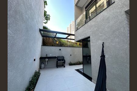 Quintal de casa à venda com 3 quartos, 138m² em Votupoca, Barueri