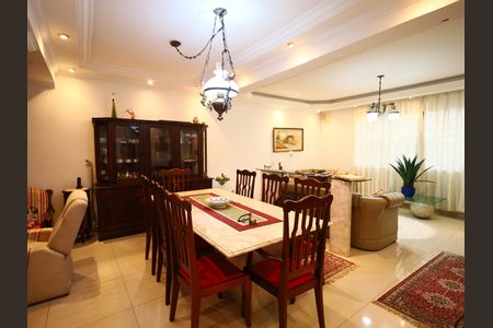 Casa para alugar com 350m², 3 quartos e 2 vagasSala