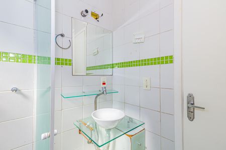 Banheiro de apartamento para alugar com 2 quartos, 55m² em Parque Maria Helena, São Paulo