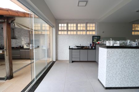 Varanda de casa para alugar com 3 quartos, 269m² em Lídice, Uberlândia