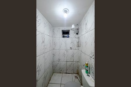 Banheiro de kitnet/studio para alugar com 1 quarto, 9m² em Quarta Parada, São Paulo