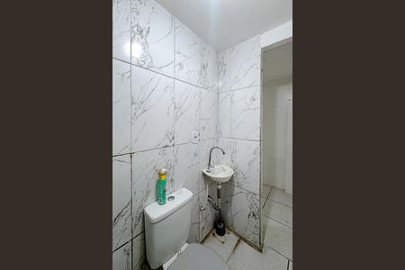 Banheiro de kitnet/studio para alugar com 1 quarto, 9m² em Quarta Parada, São Paulo