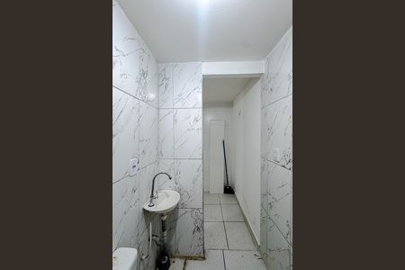 Banheiro de kitnet/studio para alugar com 1 quarto, 9m² em Quarta Parada, São Paulo