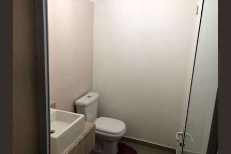 Banheiro de apartamento para alugar com 2 quartos, 256m² em Terras do Madeira, Carapicuíba