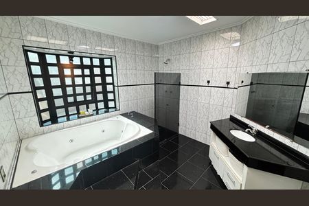 Banheiro da Suíte de casa para alugar com 3 quartos, 356m² em Vila Eldizia, Santo André