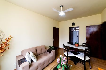 Sala de apartamento à venda com 2 quartos, 75m² em Sagrada Família, Belo Horizonte