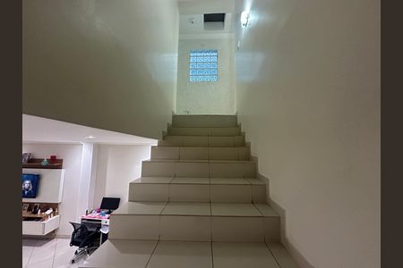 Casa de condomínio à venda com 209m², 3 quartos e 2 vagas Casa de condomínio à venda com 209m², 3 quartos e 2 vagasEscada