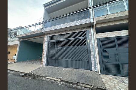 Casa de condomínio à venda com 209m², 3 quartos e 2 vagas Casa de condomínio à venda com 209m², 3 quartos e 2 vagasFachada