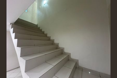 Casa de condomínio à venda com 209m², 3 quartos e 2 vagas Casa de condomínio à venda com 209m², 3 quartos e 2 vagasEscada