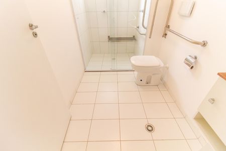 Banheiro de apartamento à venda com 2 quartos, 48m² em Jardim Helian, São Paulo