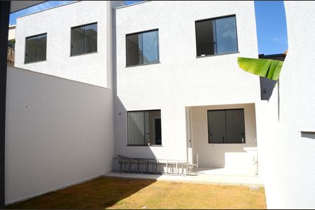 Casa à venda com 233m², 3 quartos e 4 vagasQuintal