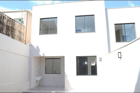 Quintal de casa à venda com 3 quartos, 180m² em Santa Ines, Belo Horizonte
