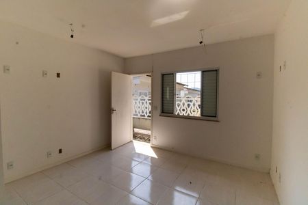 Sala de casa de condomínio à venda com 2 quartos, 70m² em Sapê, Niterói