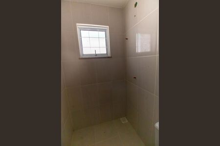 Banheiro de casa de condomínio à venda com 2 quartos, 70m² em Sapê, Niterói