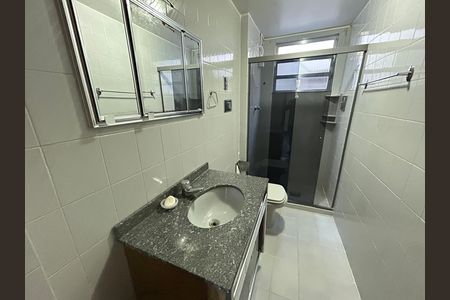 Banheiro de apartamento à venda com 2 quartos, 52m² em Jardim Sulacap, Rio de Janeiro