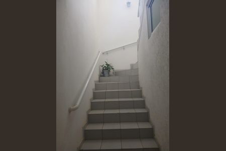 Casa para alugar com 125m², 2 quartos e 2 vagas Casa para alugar com 125m², 2 quartos e 2 vagasEscada