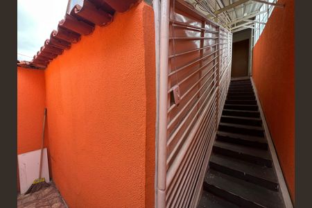 Escada de apartamento para alugar com 2 quartos, 70m² em Milanez, Contagem