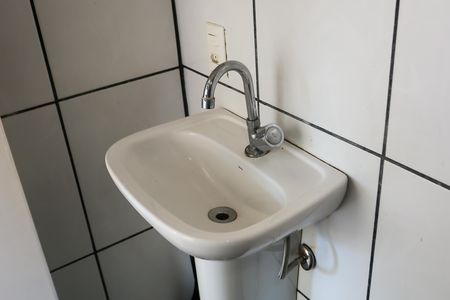 Banheiro de apartamento para alugar com 3 quartos, 60m² em Parque Pinheiros, Taboão da Serra