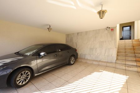 Garagem de casa para alugar com 4 quartos, 199m² em Campo Grande, São Paulo