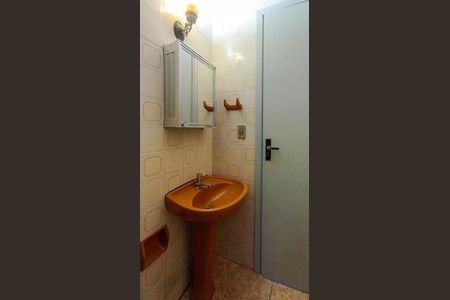 Banheiro social de apartamento para alugar com 1 quarto, 38m² em Santo Antônio, Porto Alegre
