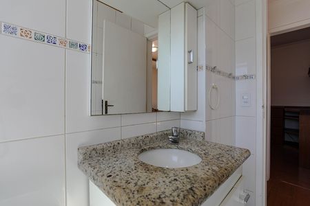 Banheiro de apartamento para alugar com 2 quartos, 60m² em Vila Mogilar, Mogi das Cruzes