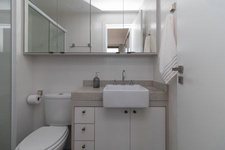Banheiro de apartamento para alugar com 1 quarto, 36m² em Tristeza, Porto Alegre