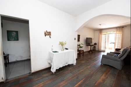 Casa à venda com 3 quartos, 509m² em Califórnia, Belo Horizonte