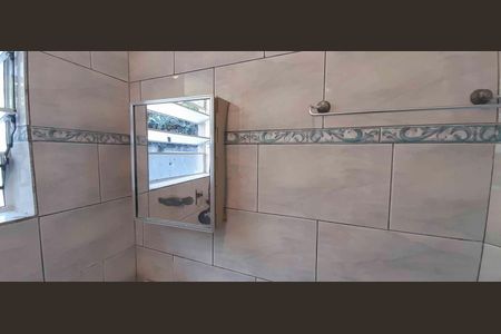 Banheiro da suíte de casa para alugar com 1 quarto, 90m² em Rio Pequeno, São Paulo