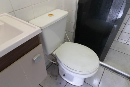 Banheiro de apartamento para alugar com 2 quartos, 54m² em Cosmos, Rio de Janeiro