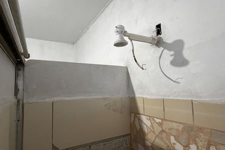 Banheiro de casa de condomínio para alugar com 1 quarto, 35m² em Estuário, Santos