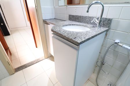 Banheiro do Quarto 2 de apartamento para alugar com 2 quartos, 65m² em Tubalina, Uberlândia