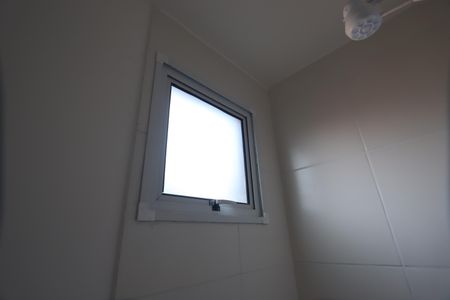 Banheiro de kitnet/studio para alugar com 1 quarto, 19m² em Vila Ema, São Paulo
