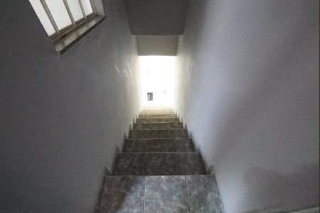 Escada de casa de condomínio para alugar com 2 quartos, 65m² em Cambuci, São Paulo