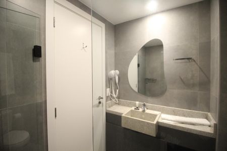 Banheiro de kitnet/studio para alugar com 0 quarto, 28m² em Mont’serrat, Porto Alegre