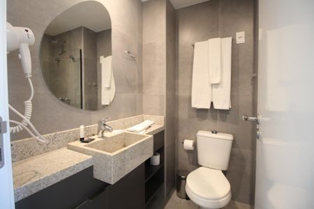 Banheiro de kitnet/studio para alugar com 0 quarto, 28m² em Mont’serrat, Porto Alegre
