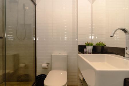 Banheiro social de kitnet/studio para alugar com 1 quarto, 30m² em Floresta, Porto Alegre