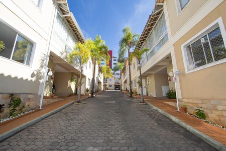 FACHADA de casa para alugar com 3 quartos, 135m² em Buritis, Belo Horizonte
