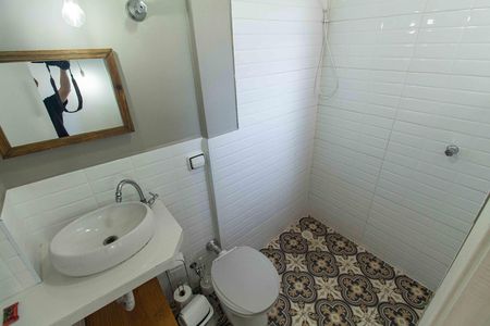 Banheiro de kitnet/studio para alugar com 0 quarto, 30m² em Liberdade, São Paulo