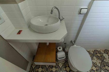Banheiro de kitnet/studio para alugar com 0 quarto, 30m² em Liberdade, São Paulo