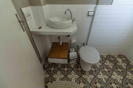 Banheiro de kitnet/studio para alugar com 0 quarto, 30m² em Liberdade, São Paulo